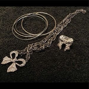 Bows themed necklace and ring with bengals
